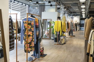 花語(yǔ)與星光的交織 當(dāng)鮮花燭臺(tái)遇上占星術(shù)，服裝零售陳列中的身心漫游之旅